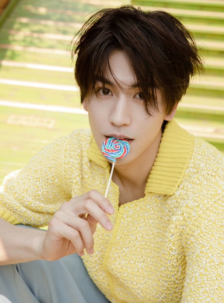 张凌赫分享日常照又帅又清新,很少有男演员能做到既洋气又不油腻,就算