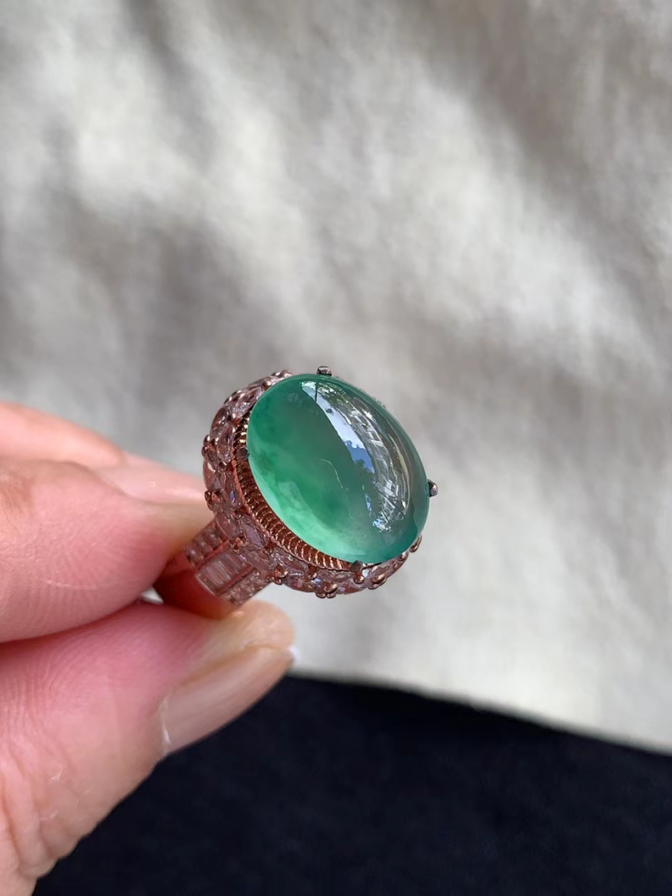 点击头像看直播# #翡翠# 蓝晴飘花戒面,种老色美,水润十足,质地纯净