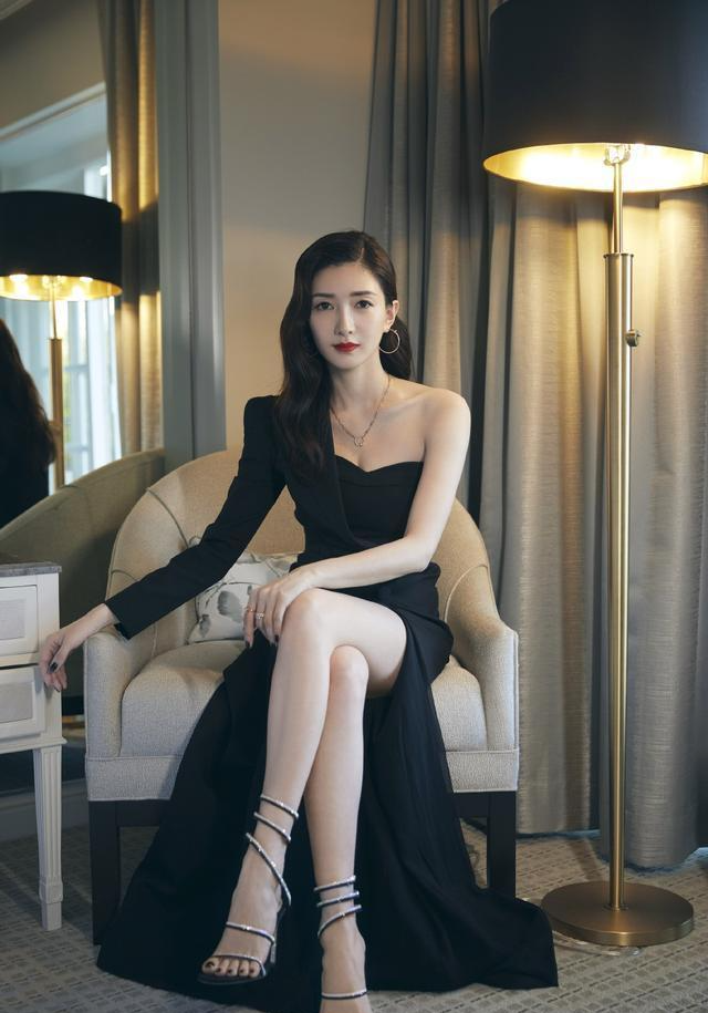 视觉净化器江疏影,复古大波浪卷发斜肩长裙,简单坐姿凹出女王范