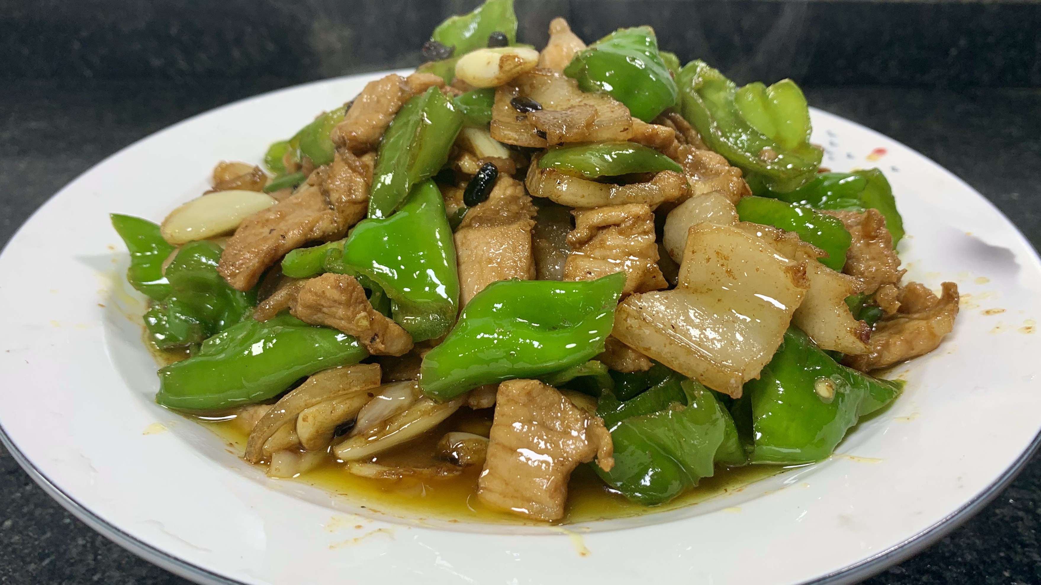 青椒炒肉很多人第一步就错了，难怪不好吃，今天教你正确做法