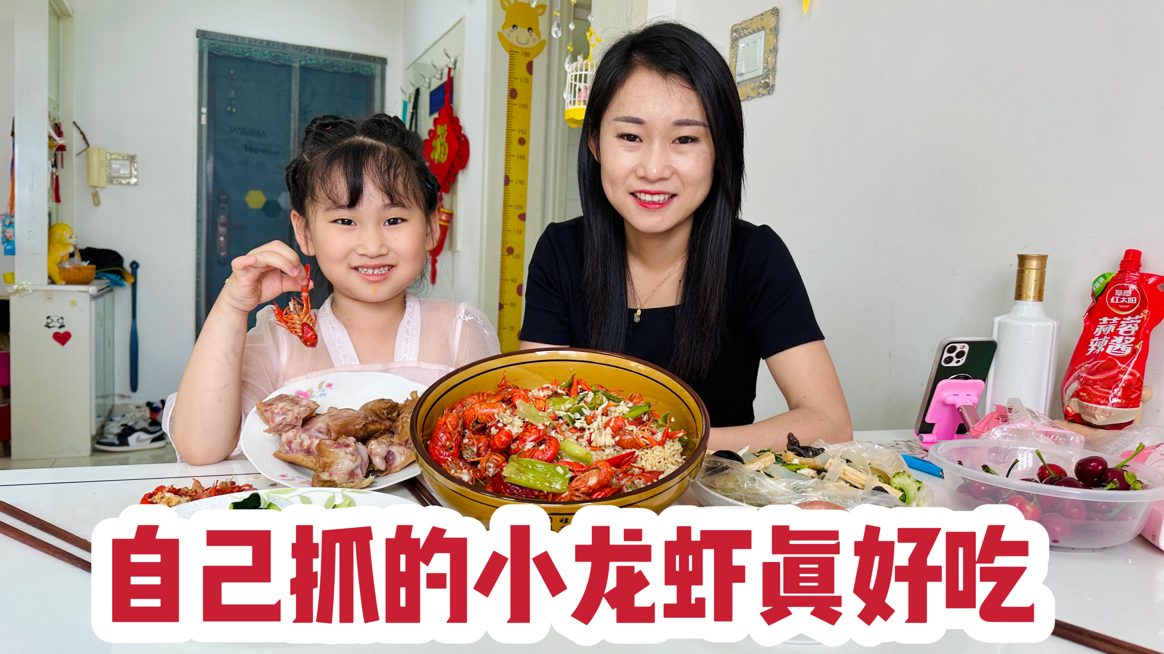老公带闺女抓小龙虾，爷俩早上抓中午就吃上了，媳妇馋的直吧唧嘴