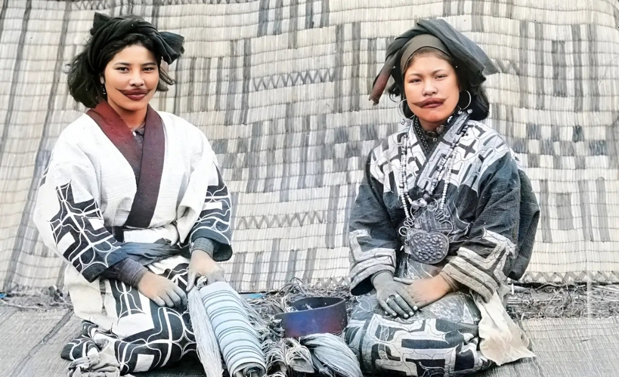 这是日本阿依努民族的两位女子.她们是日本北方的一个居住民种群,主要