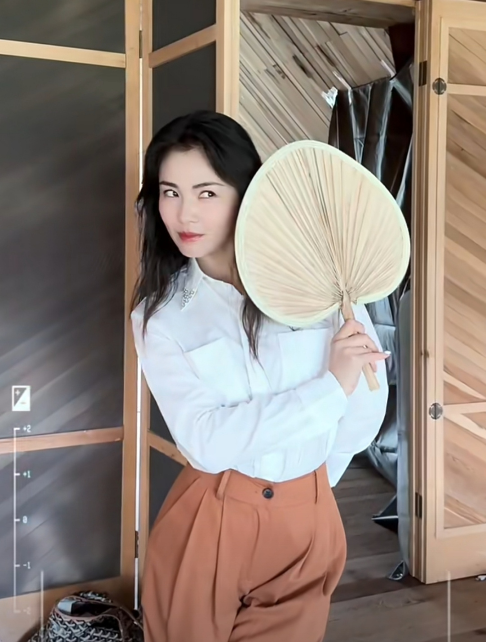 刘涛拿着蒲扇在片场展示舞姿,美颜之后的样子特别像白鹿,她改了眉形看