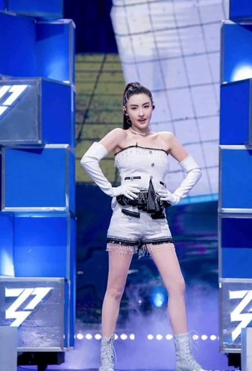 张柏芝重温25年前青涩柠檬茶广告!颜值不减当年,最强冻龄美魔女