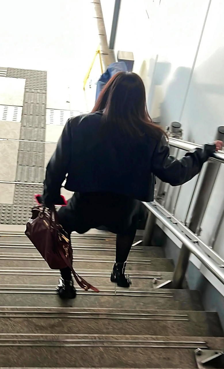 穿这么高的高跟鞋下楼梯,看样子很不方便呀😅