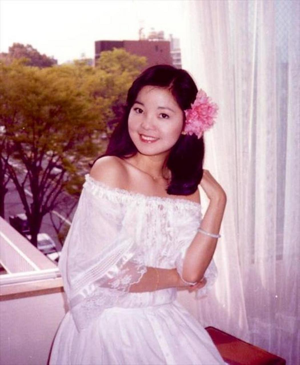 甜歌皇后邓丽君年轻时候的甜美留影,照片中邓丽君留着一头披肩长发
