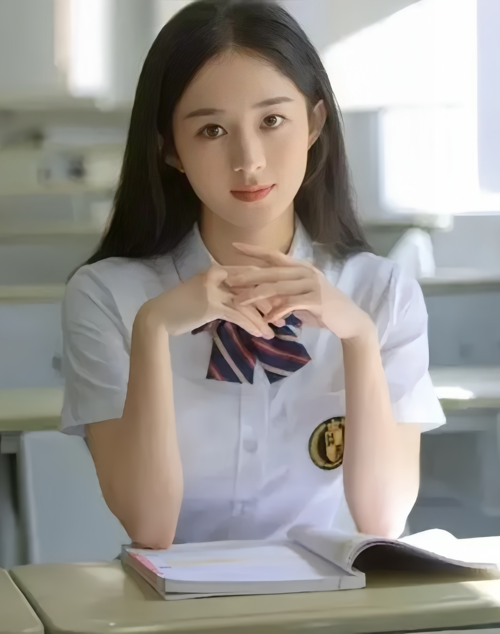 赵丽颖以学生装出现时显得清纯而美丽,这样的服饰风格非常适合她,展现