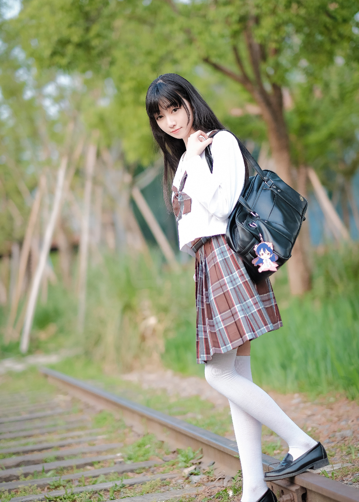 穿过膝"白丝"的jk少女,沿着铁路,开始一段没有目的地的旅程