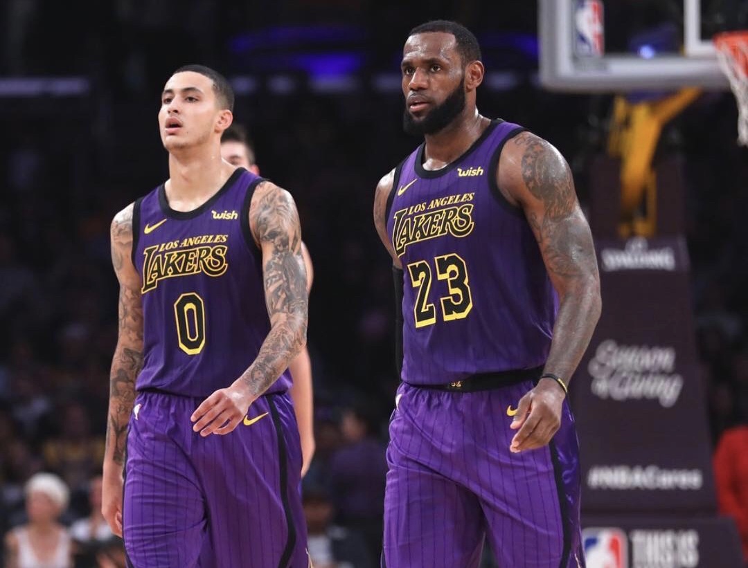 詹姆斯和浓眉评论库兹马身穿粉色毛衣的样子实在是辣眼睛!