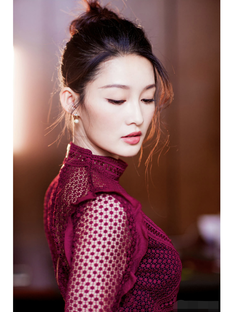 李沁[心]一絮红色蕾丝镂空拼接长袖连衣裙,简约时尚