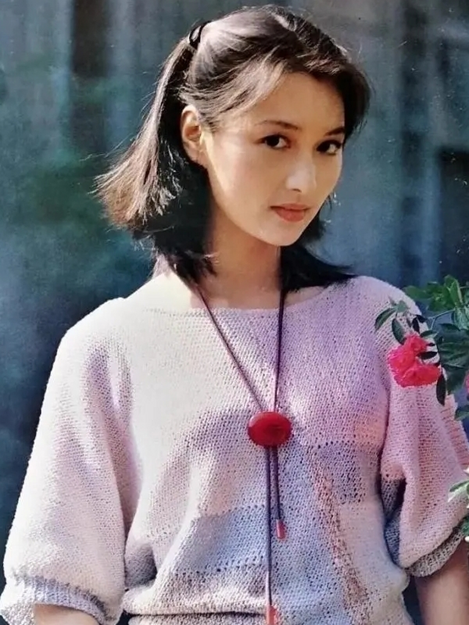 殷亭如的脸庞清秀,气质优雅,一度成为了"挂历女神一副朴实的装扮 却能