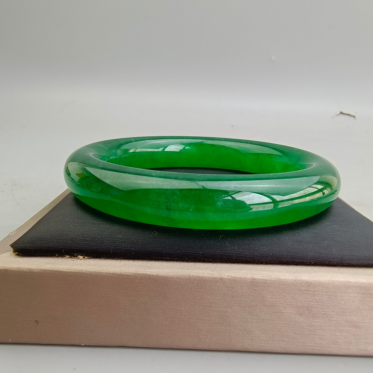 缅甸高冰满绿老翡翠手镯,有棉无裂,包浆浑厚