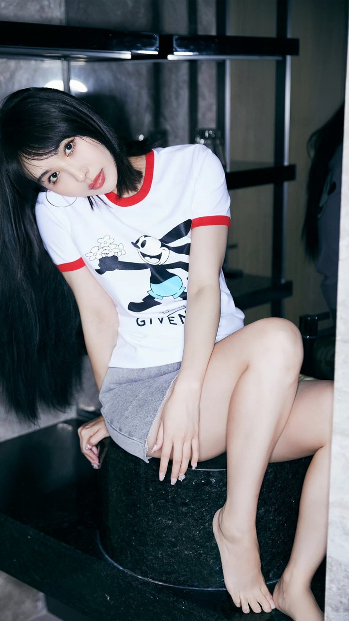 李菲儿日常穿搭,卡通半袖加休闲短裤,清新甜美,慵懒随意,满满的活力