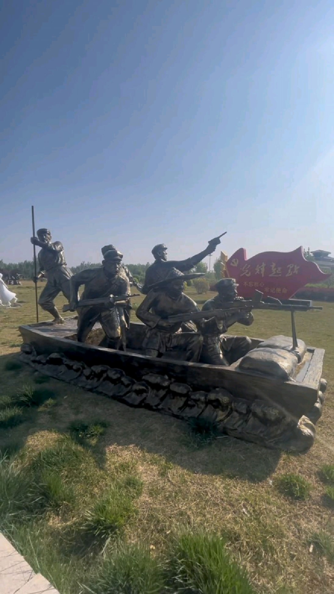 玻璃钢仿铜解放军雕塑