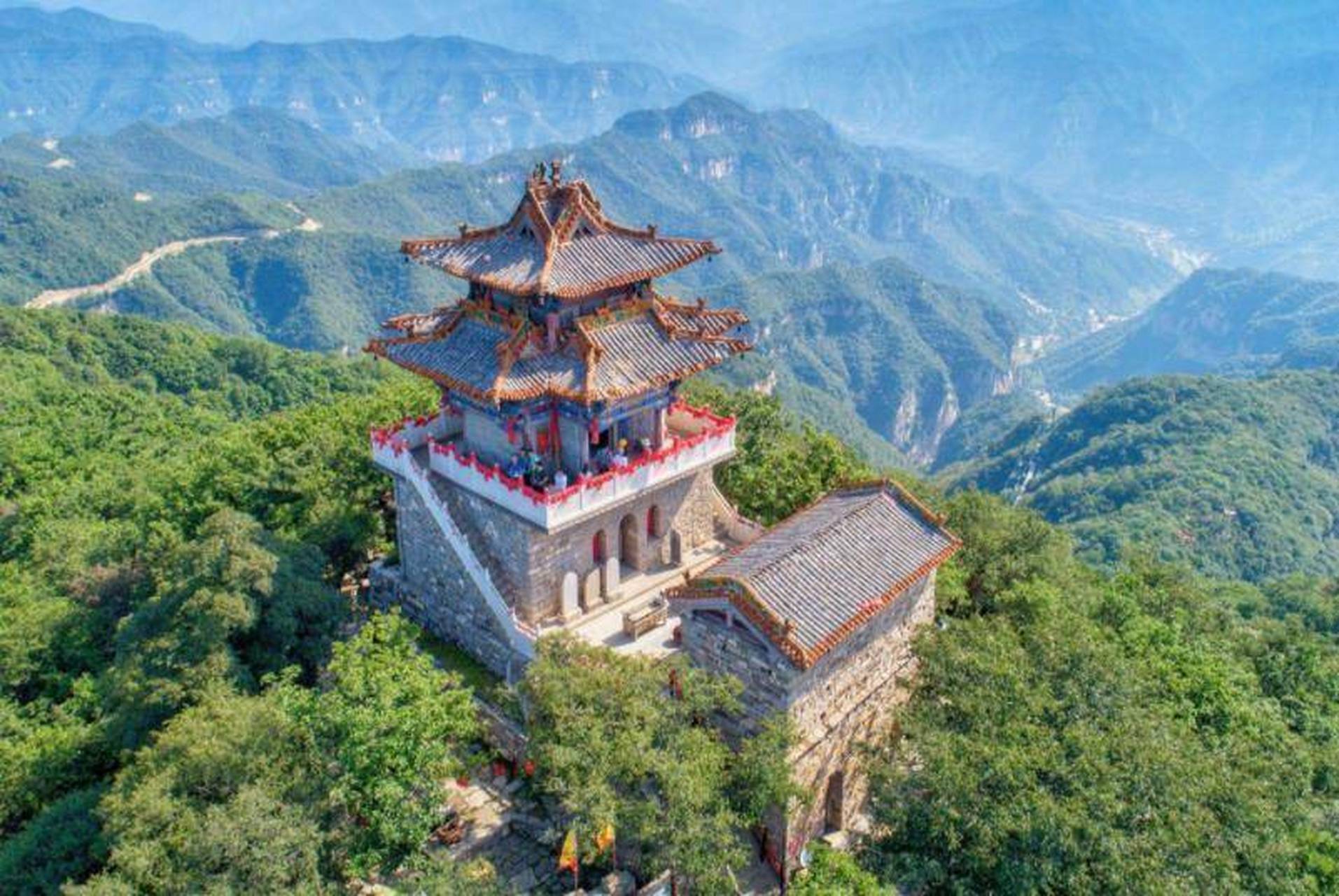 山西云丘山是一个5a级景区,拥有丰富的自然景观和历史文化价值.