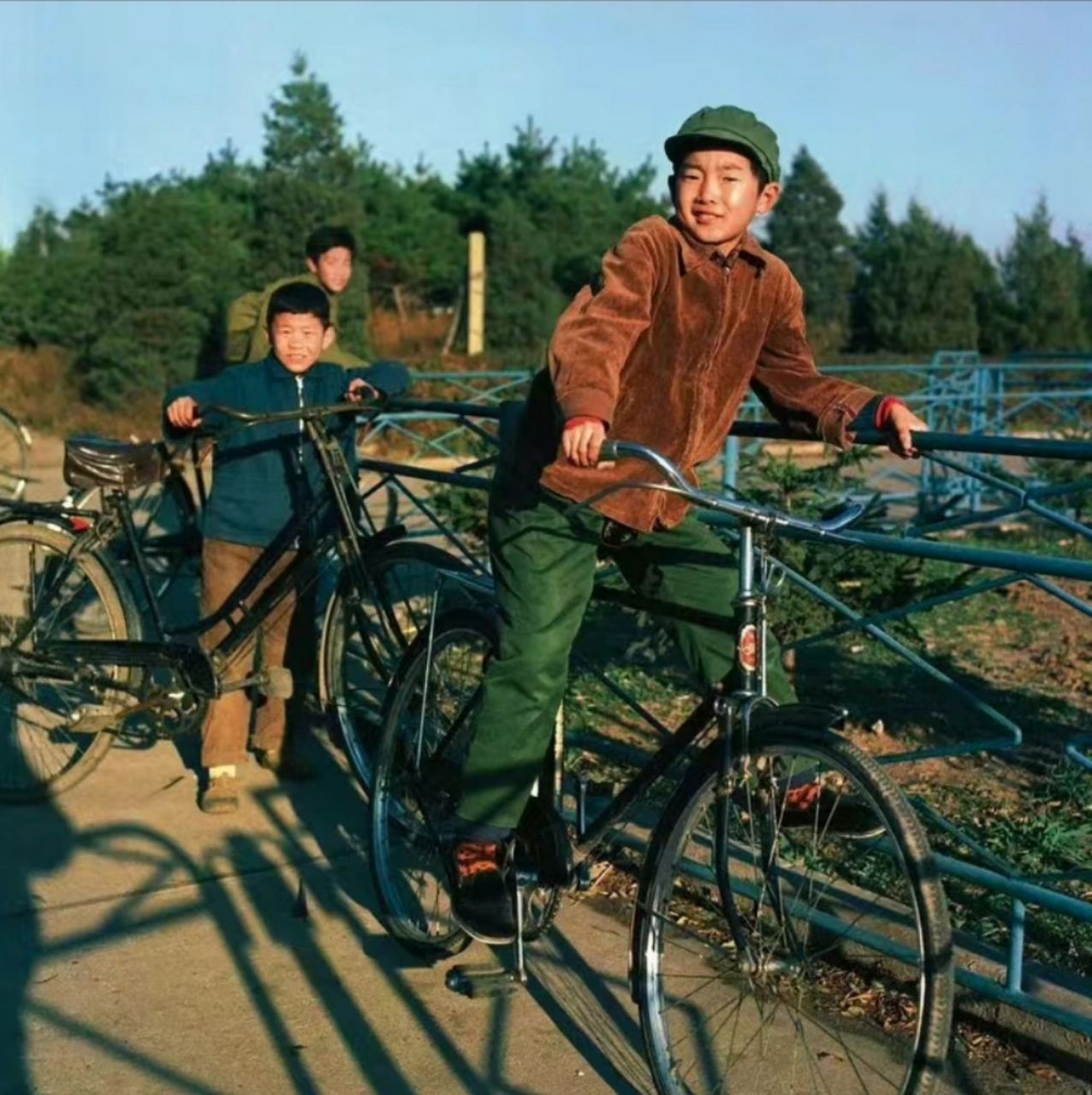二十世纪八十年代,骑着二八大杠自行车的孩子,腿不够长,勉强能骑走!个