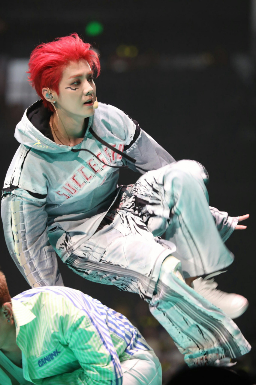 鹿晗上海演唱会圆满成功,红头发真的爱了.