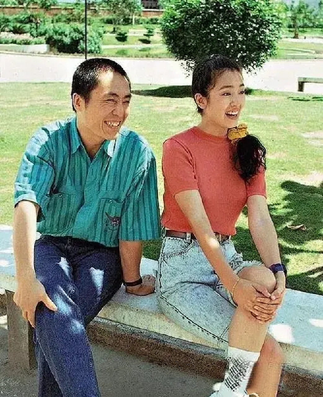 看看巩俐和张艺谋九十年代的老照片,两个人在一起挺温馨的,越看越有