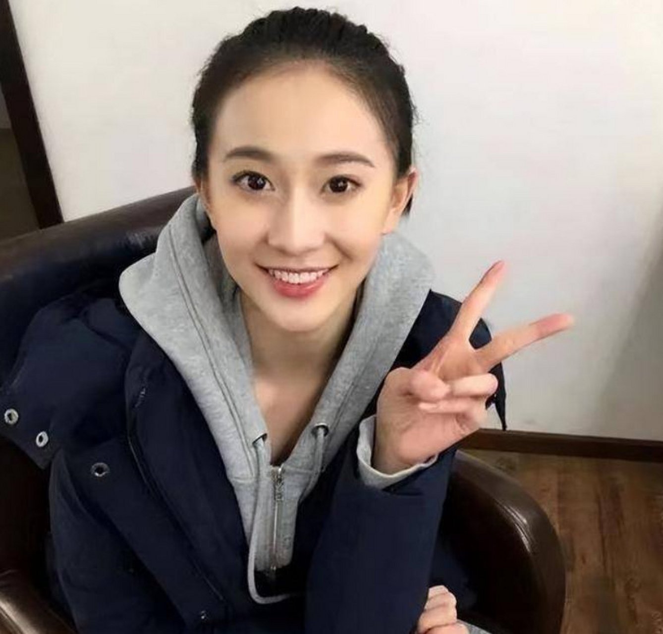 孙杨宣布和女友孙豆豆结婚!还配上了甜蜜的结婚照,引发热议.