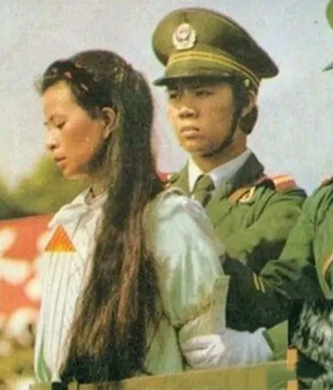 1998年,"蛇蝎美女"马艳红,在公审大会的情景,不久后她将被押往刑场