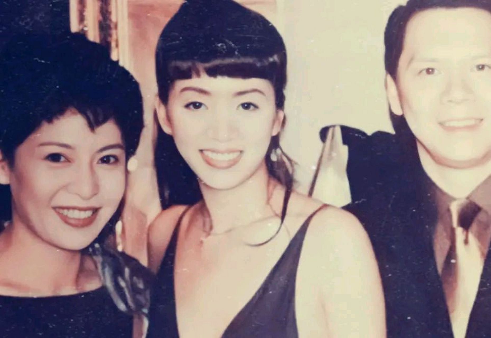 1992年,梅艳芳因为拒绝唱歌,被黄朗维打了一巴掌,没想到第二天,黄朗维