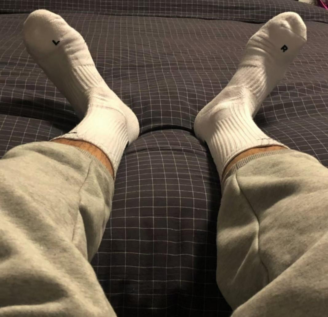 白袜配灰色裤子是绝配,它俩是最好的搭档,再配上黑色外皮衣是不是很酷