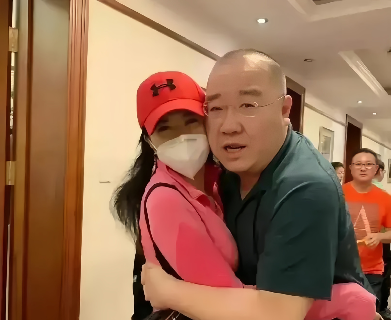 宋丹丹的前夫英达越活越年轻了,图片上的英达和一位年轻貌美如花的