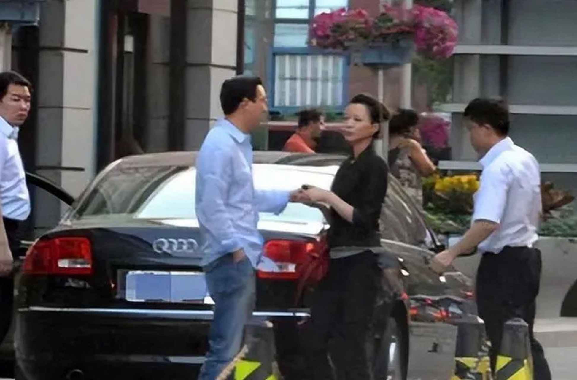 2009年,密春雷对妻子金晶说:"我今天必须和你离婚,给董卿一个名分,我