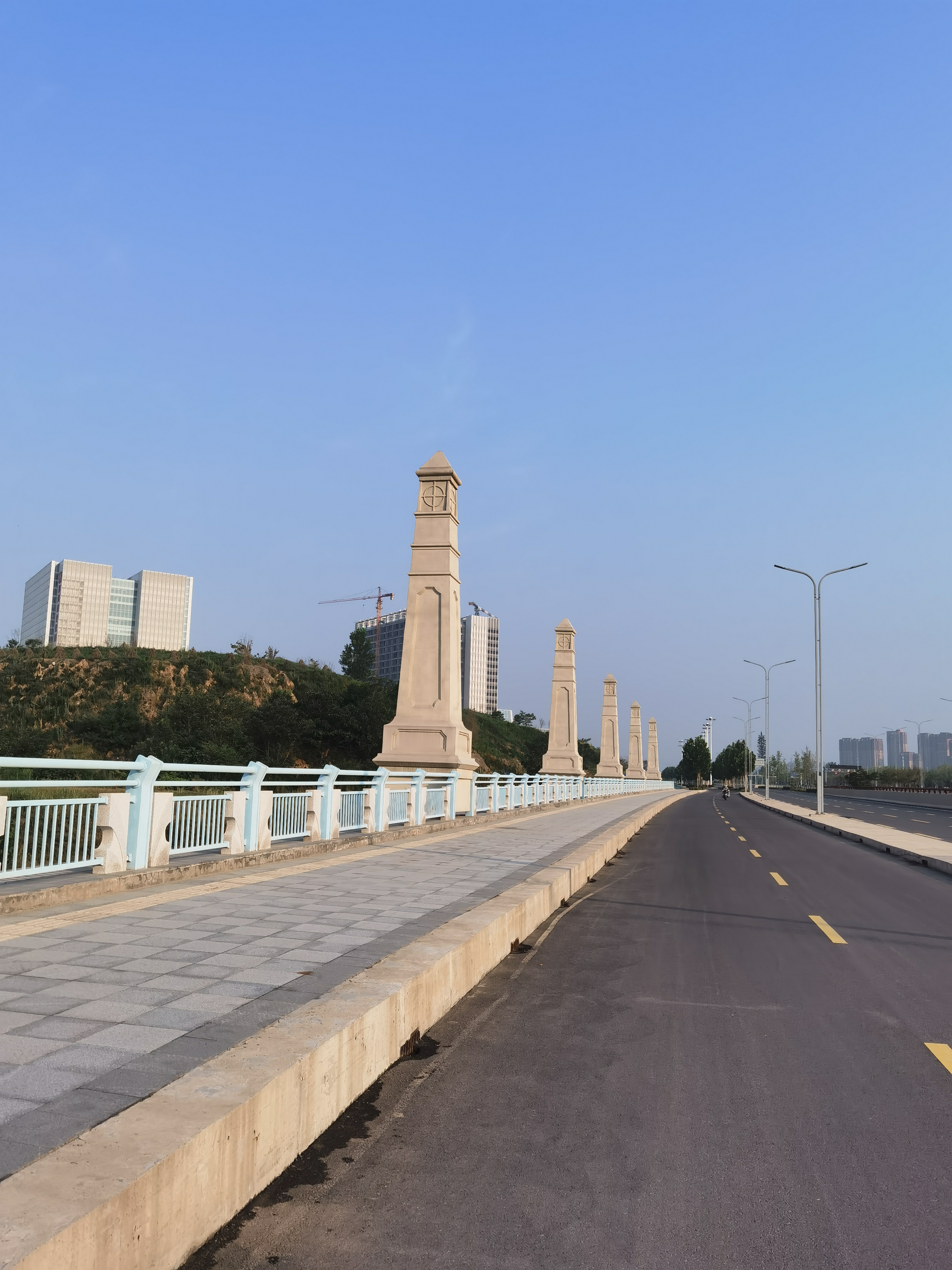 服装制作是劳动密集型的手工行业,虽然现在有些服装厂