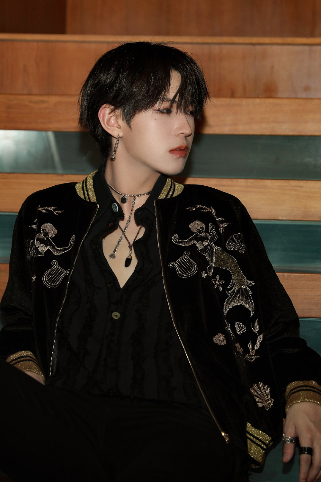 李希侃微博黑衣图片:侃侃子越来越帅了