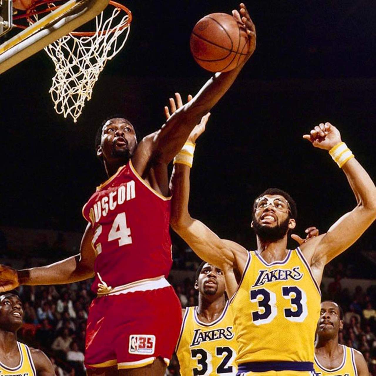 摩西·马龙是nba历史上唯一一个在常规赛(5.1)和季后赛(5.