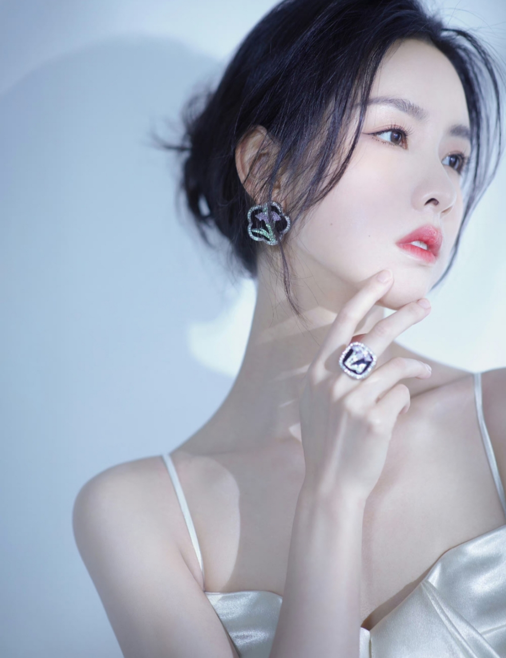 陈都灵一袭白色吊带长裙,搭配简约盘发,优雅清纯,明艳动人,又美又仙!