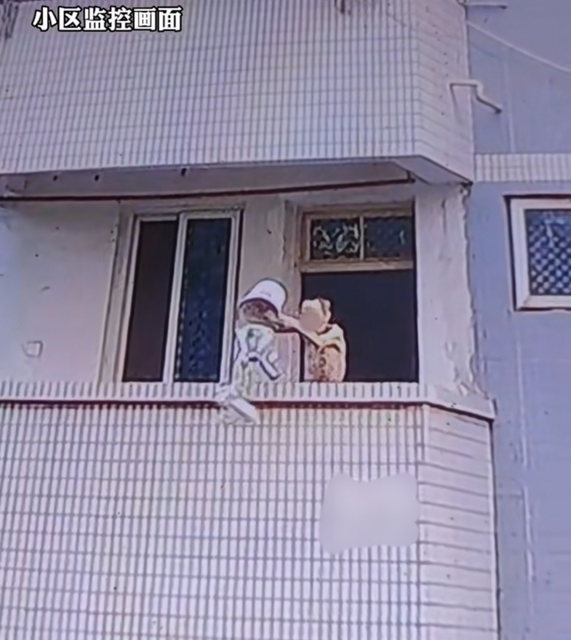 老人在小区自家楼上往下倒垃圾,将满桶垃圾倒得一干二净,幸亏楼下没有