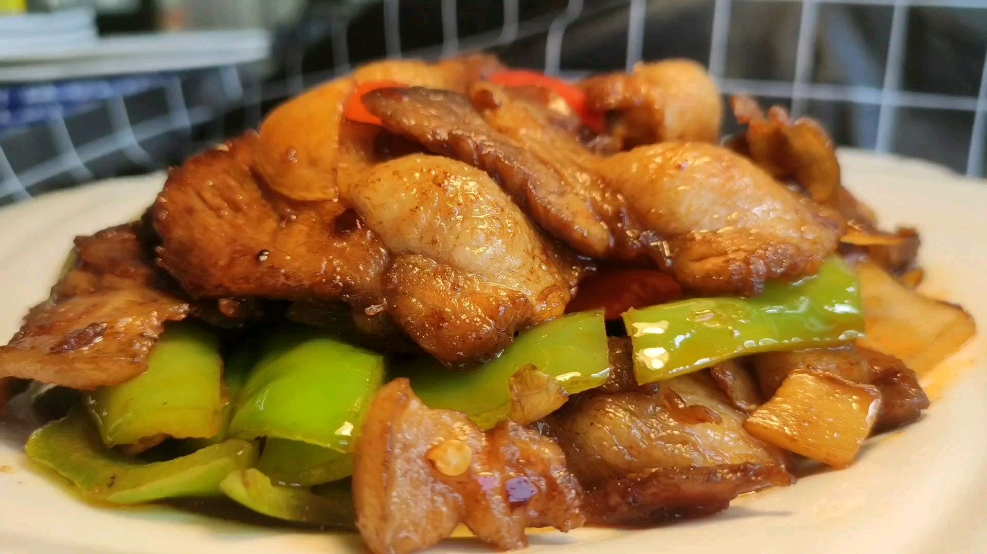 川菜“回锅肉”的家常做法,步骤讲解详细,简单实用味道好