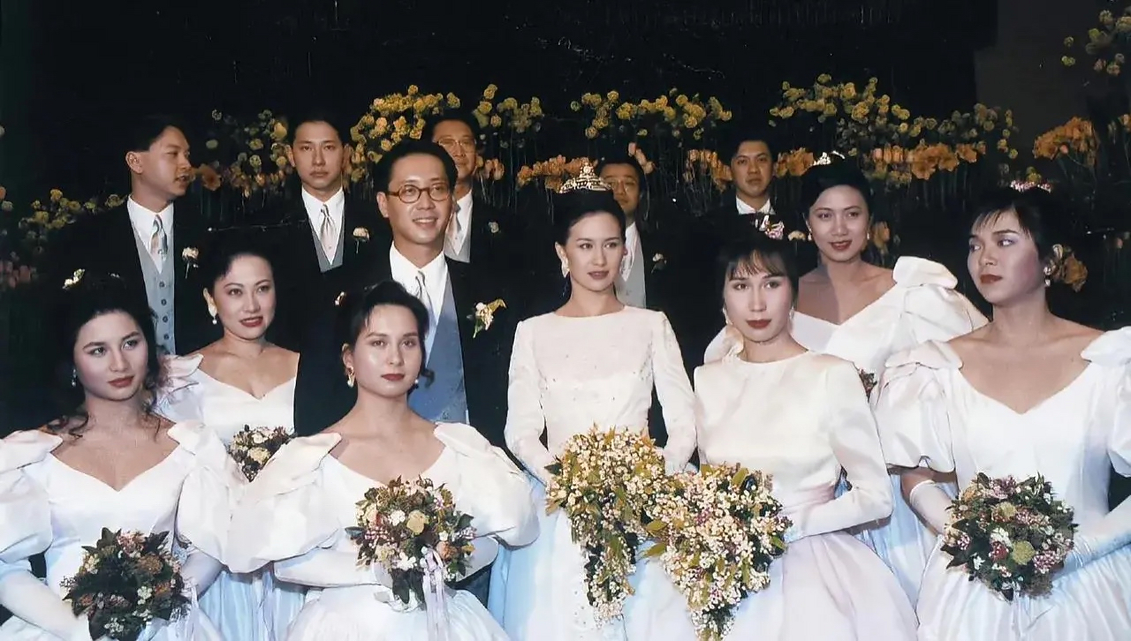 何超琼婚礼上的三位妹妹.