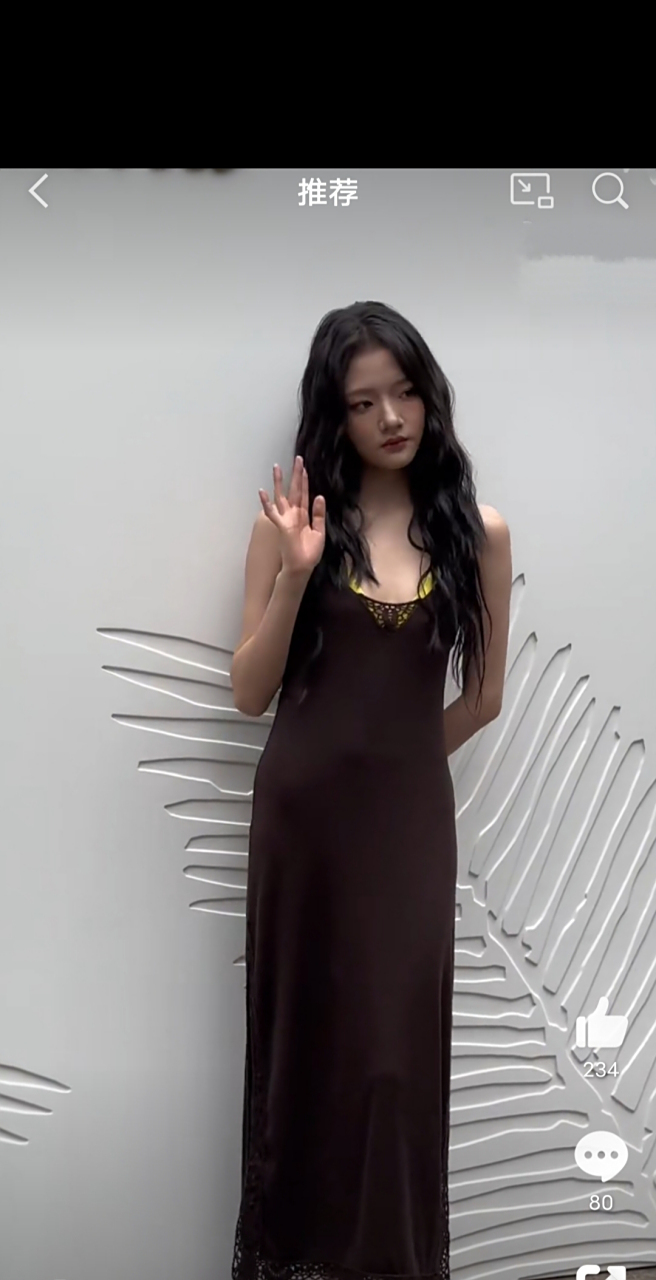 任敏的百科里说她身高168,没想到任敏这么高,她的脸太吃亏了,看身材