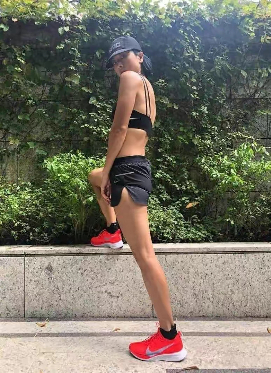 陈奕迅徐濠萦为女儿庆生,18岁陈康堤身材曼妙性感,五官酷似妈妈.