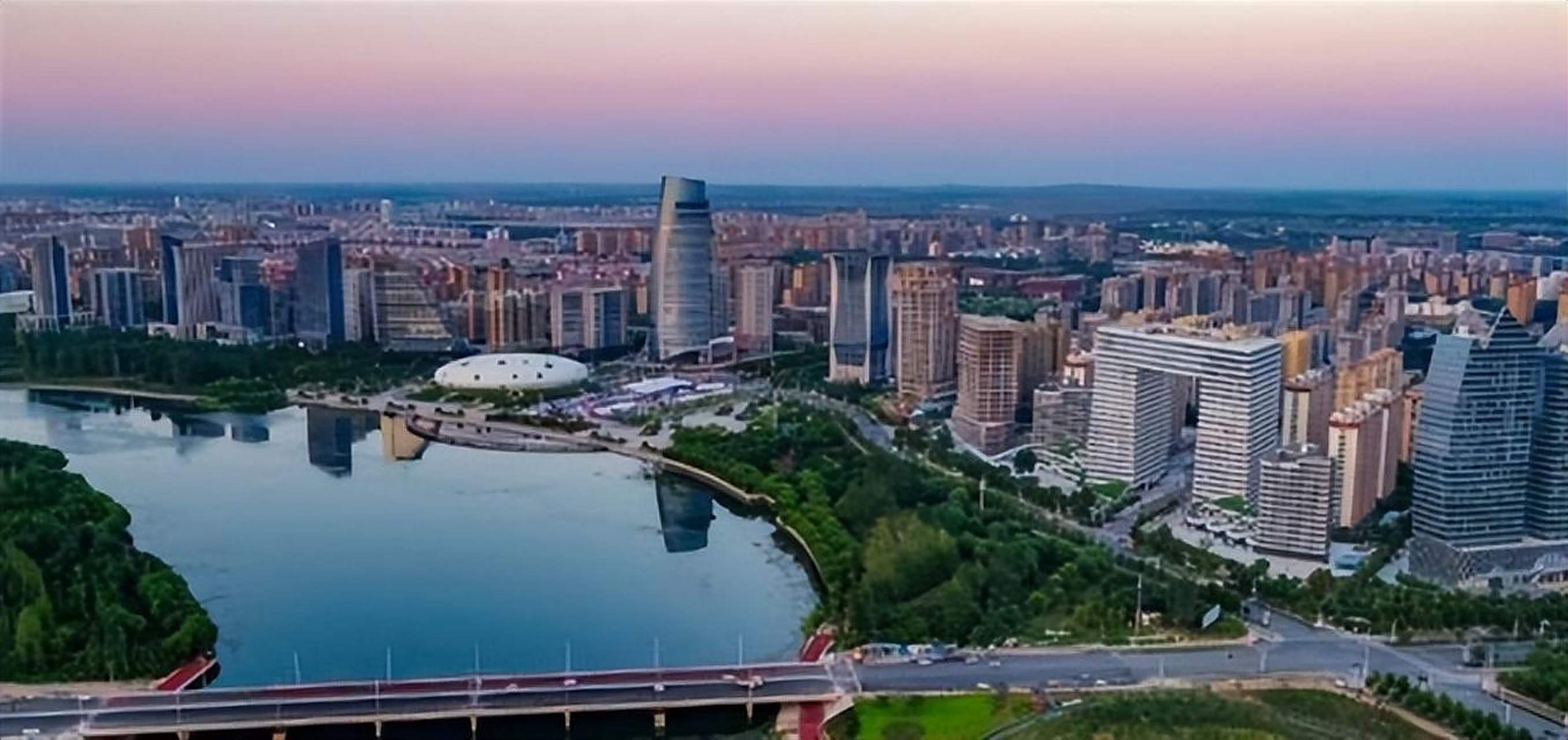 近日,一男子花10万块在河南省鹤壁市买了8套房的消息引发热议.5月15日