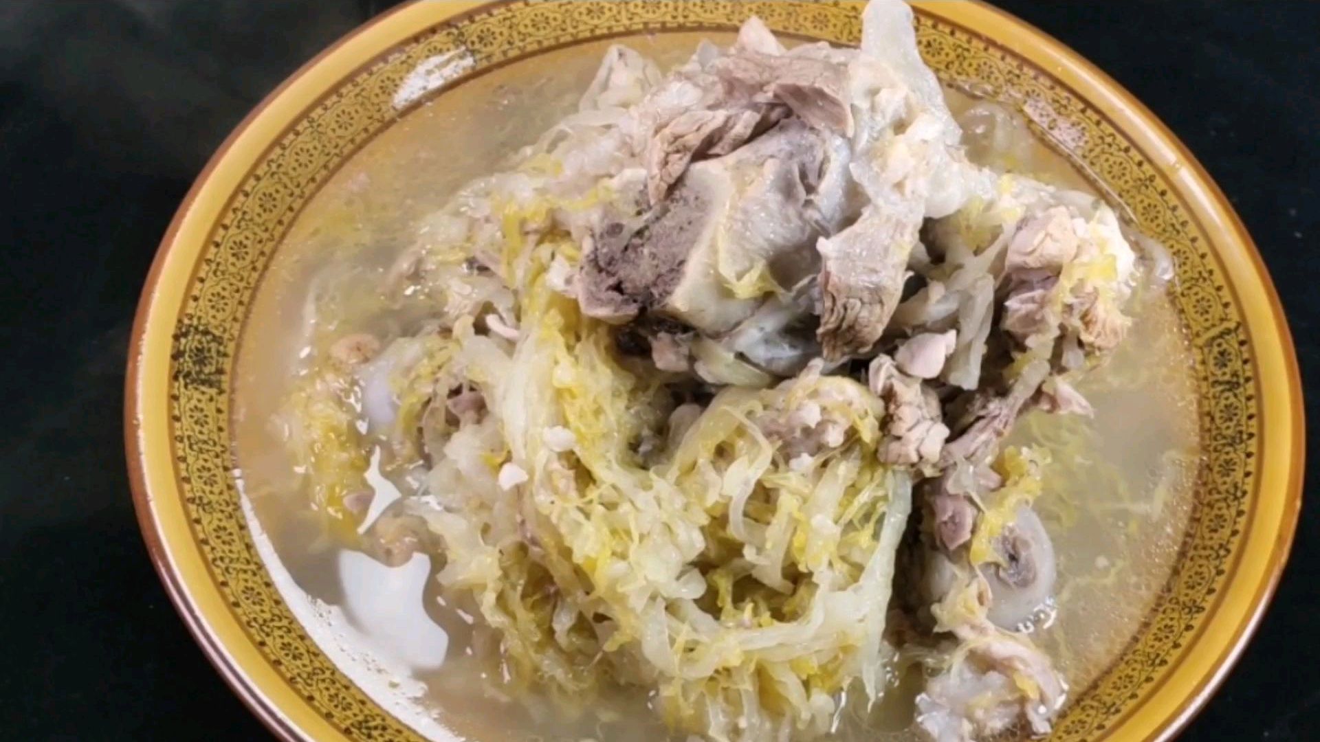 东北媳妇教你做大骨头炖酸菜，骨香软烂汤鲜味美，先收藏了吧