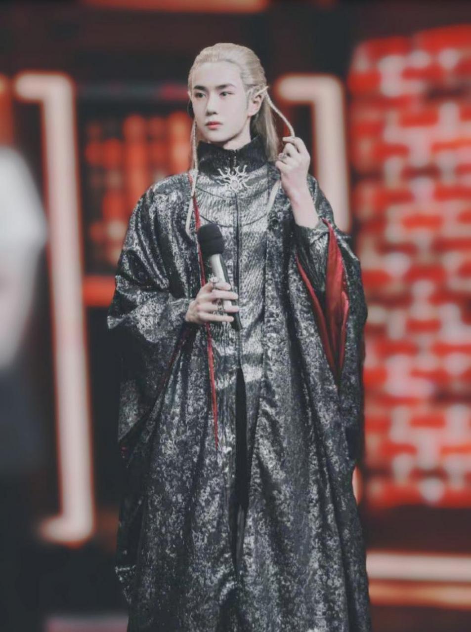 感觉王一博就是掉落人间的精灵王子![挤眼]