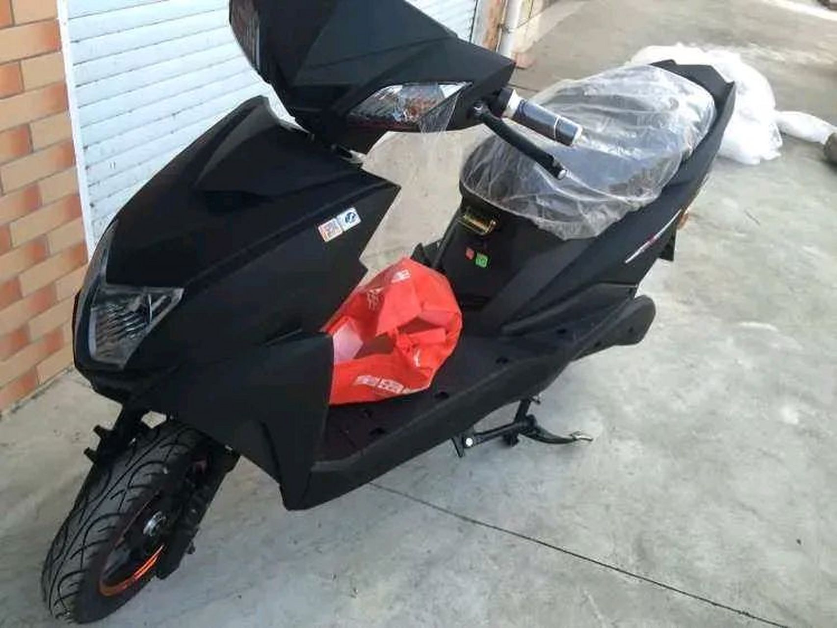 星期天下午去买了一辆爱玛电动车,用一辆旧的换一辆新的,我问老板还要