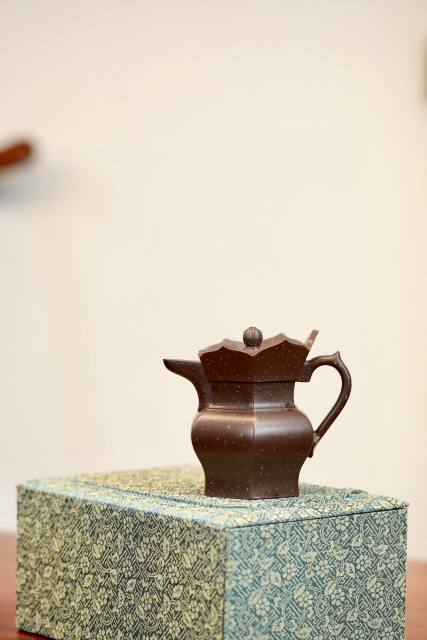 六方僧帽·铺砂|优质紫泥|200cc|全手  僧帽源自藏传佛教"五佛冠",是