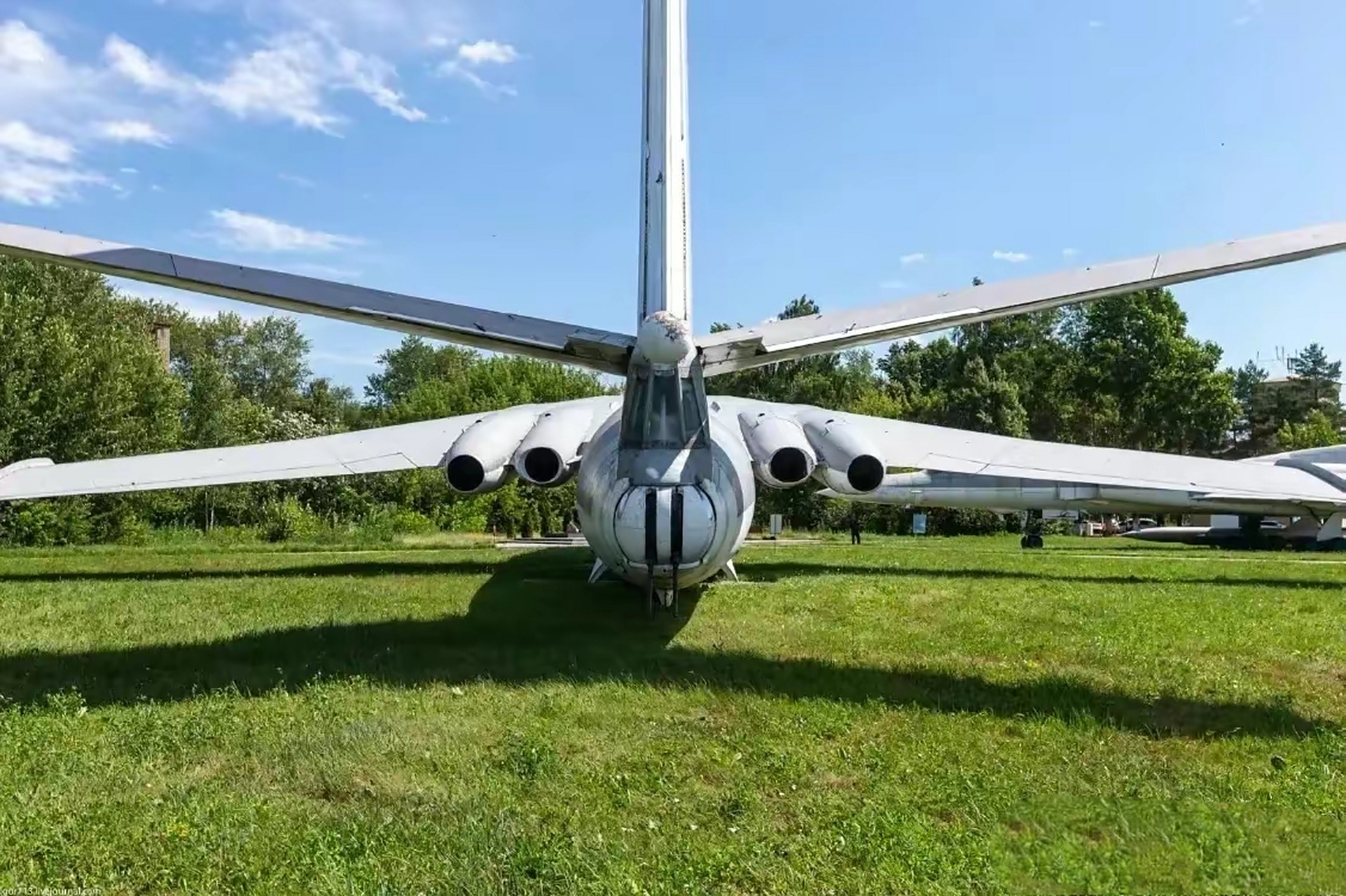 可是细看却有四个发动机,比轰六大了整整一圈,这就是米亚4轰炸机,如果