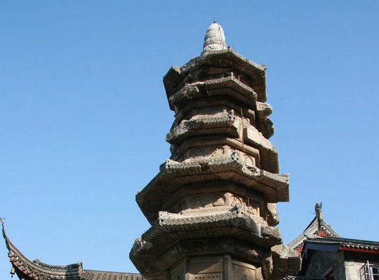 南京有一古塔,藏在栖霞山脚下,古韵十足,还被誉为千年古刹明珠