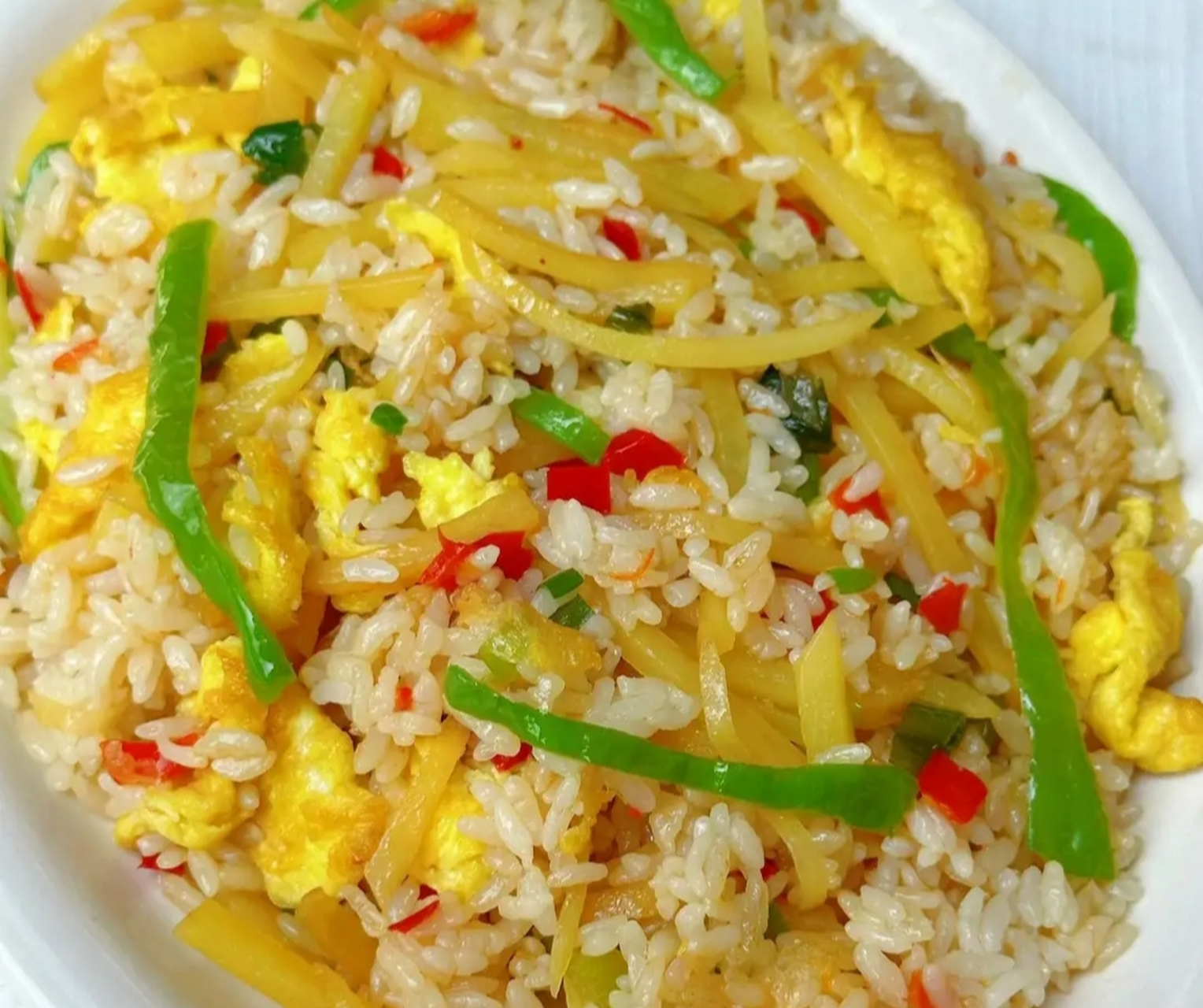 我的美食分享#  土豆丝炒饭  做法:  1,米饭提前蒸熟.