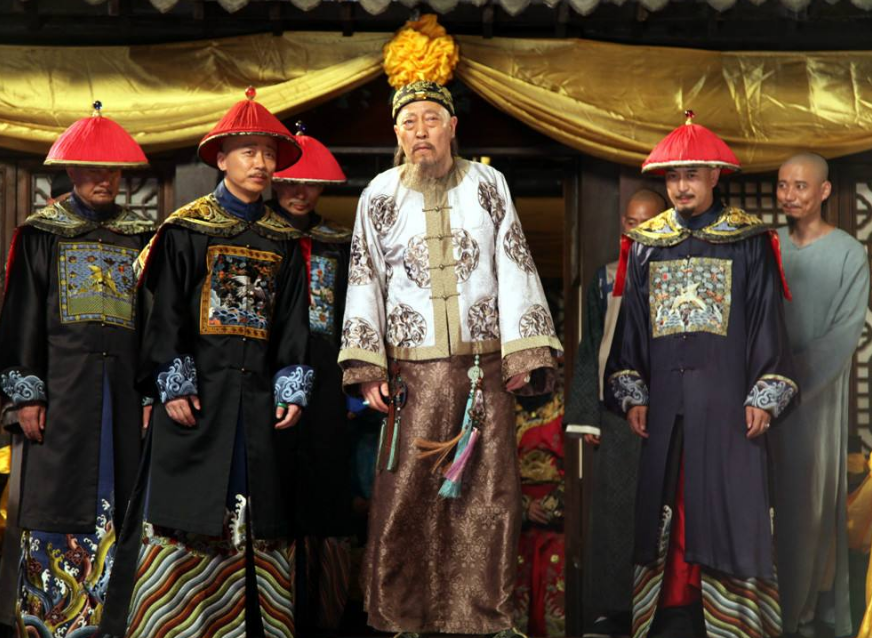 清朝官员跪拜皇帝,为何要先把马蹄袖撸下来