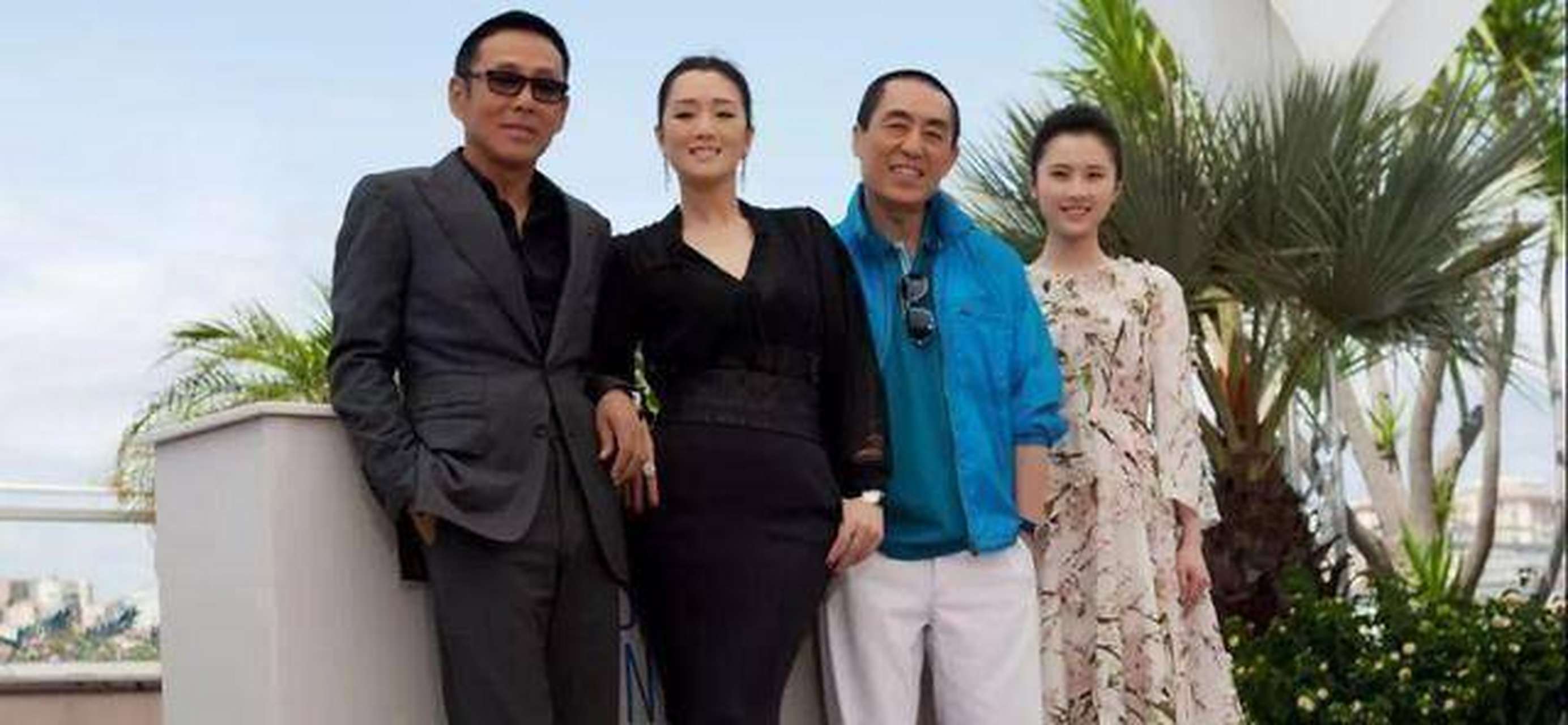 陈道明,巩俐,张艺谋合影照,张艺谋身边的美女是谁?