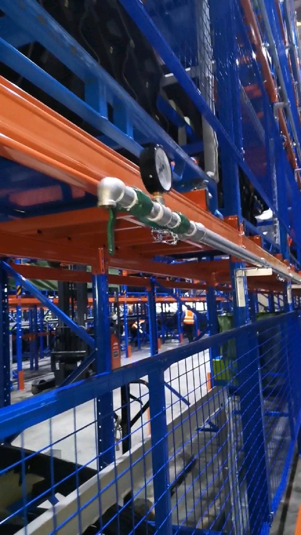 货架喷淋系统经过一周时间终于完工