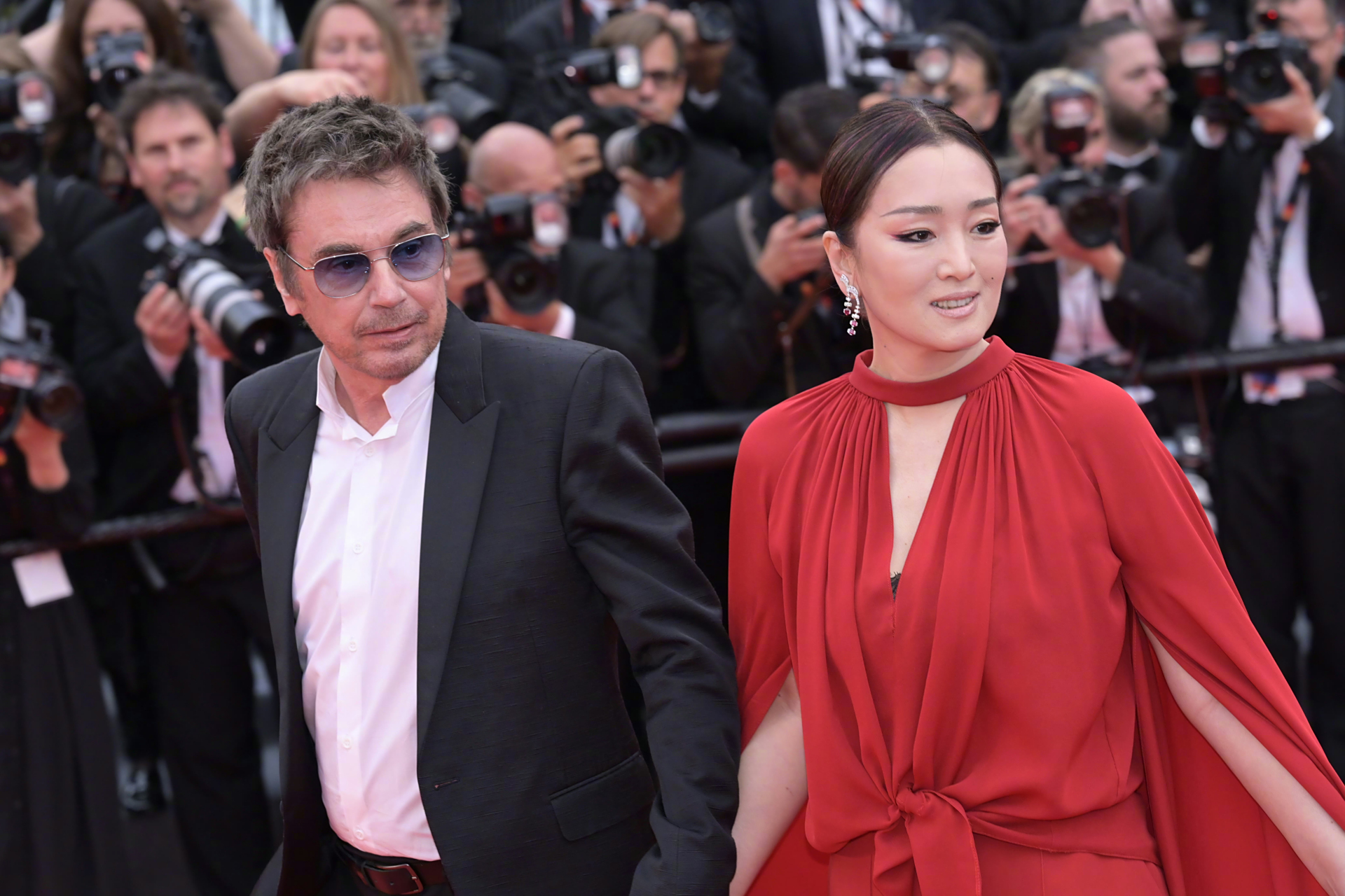 57岁的巩俐和74岁的老公让-米歇尔·雅尔参加电影首映红毯!