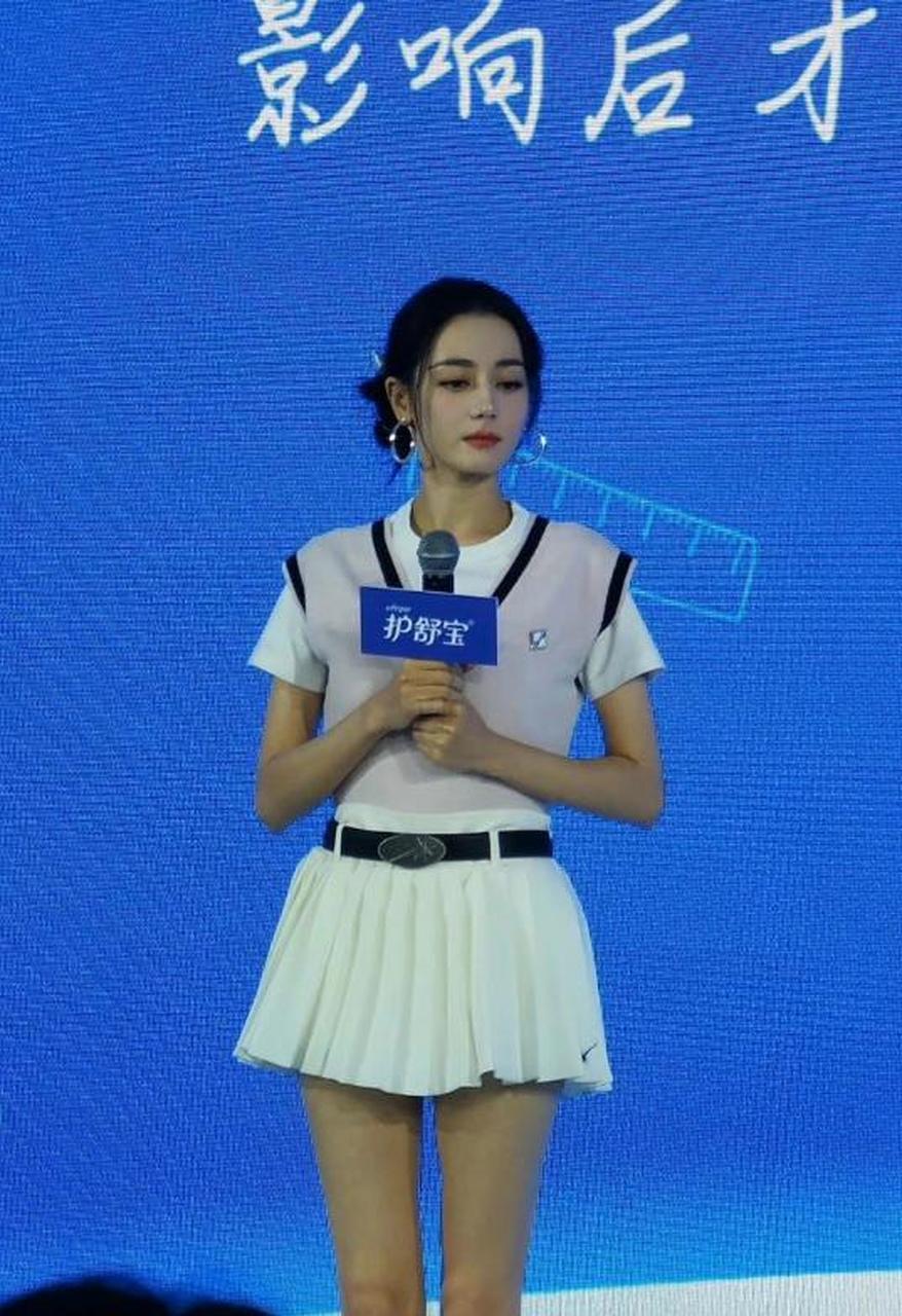 迪丽热巴最新护舒宝活动生图,状态依然很棒,不似传闻哦